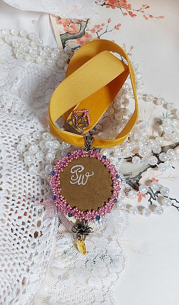 Pendentif Belle Classe brod&eacute; avec ruban, cabochon verre, strass, &eacute;tamines et perles cristal Swarovski