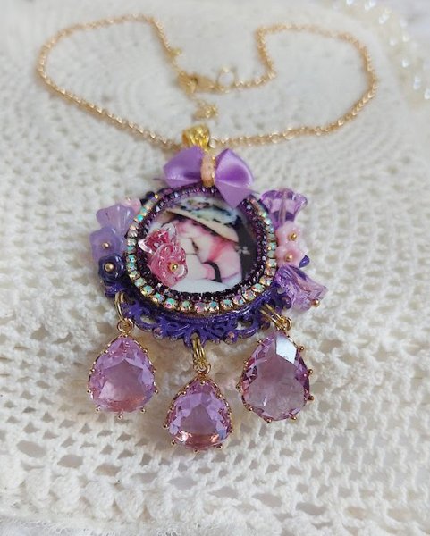 Pendentif Petit Bonheur cr&eacute;&eacute; avec breloques poires, fleurs verres, n&oelig;ud satin et Cristal Swarovski