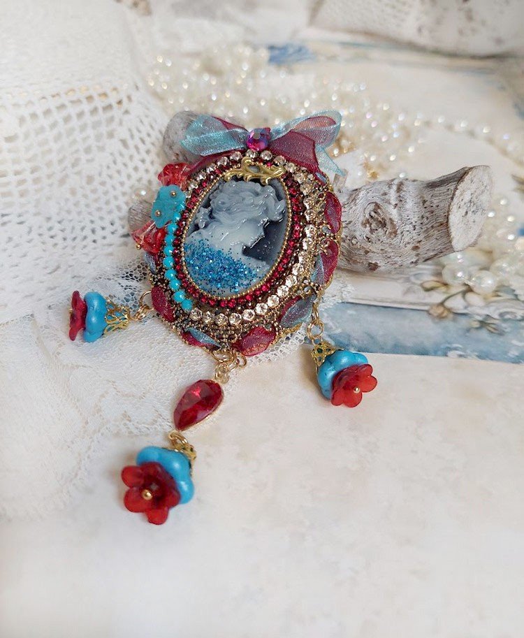 Pendentif Broche Scarlet mont&eacute; avec cabochon r&eacute;sine, rubans, breloques et perles Cristal Swarovski
