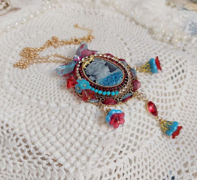 Pendentif Broche Scarlet mont&eacute; avec cabochon r&eacute;sine, rubans, breloques et perles Cristal Swarovski