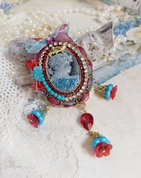 Pendentif Broche Scarlet mont&eacute; avec cabochon r&eacute;sine, rubans, breloques et perles Cristal Swarovski