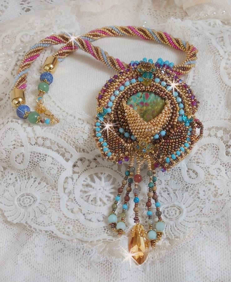 Collier pendentif Cheyenne brodé tout en rocailles de haute qualité avec des pierres semi-précieuses