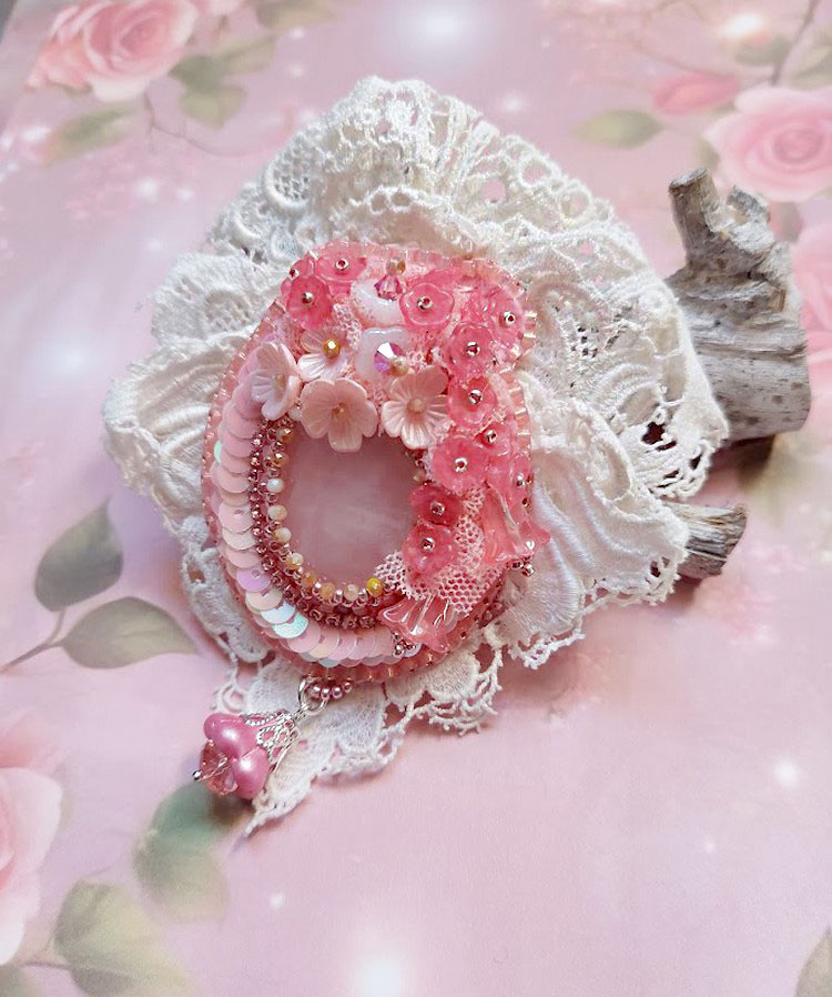 Pendentif Cœur de Quartz brodé avec cabochon Quartz, sequins, fleurs verres, dentelle et Perles Cristal Swarovski