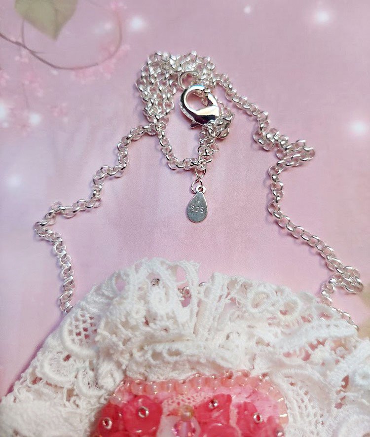 Pendentif Cœur de Quartz brodé avec cabochon Quartz, sequins, fleurs verres, dentelle et Perles Cristal Swarovski