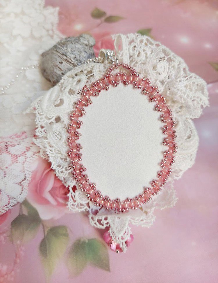 Pendentif Cœur de Quartz brodé avec cabochon Quartz, sequins, fleurs verres, dentelle et Perles Cristal Swarovski