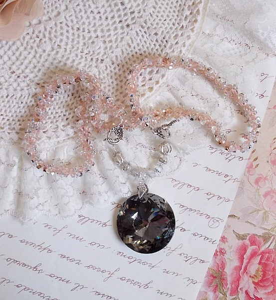 Collana con ciondolo Coco ricamato con cristalli Swarovski e medaglione in cristallo fum&eacute;