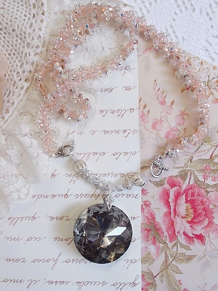 Collana con ciondolo Coco ricamato con cristalli Swarovski e medaglione in cristallo fum&eacute;