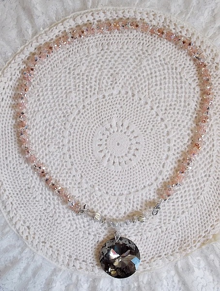 Collana con ciondolo Coco ricamato con cristalli Swarovski e medaglione in cristallo fum&eacute;