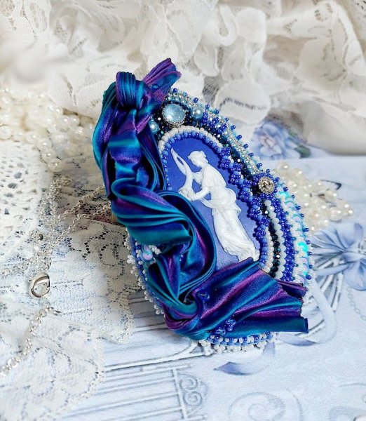 Pendentif Corne d&rsquo;Abondance brod&eacute; avec cabochon porcelaine, soie, sequins, rocailles et perles Cristal Swarovski