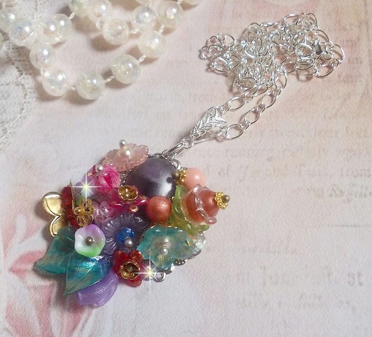 Ciondolo Corona Springtime Chic creato con vari fiori, perle, Murano, cristalli, ametista e altri con una catena d'argento