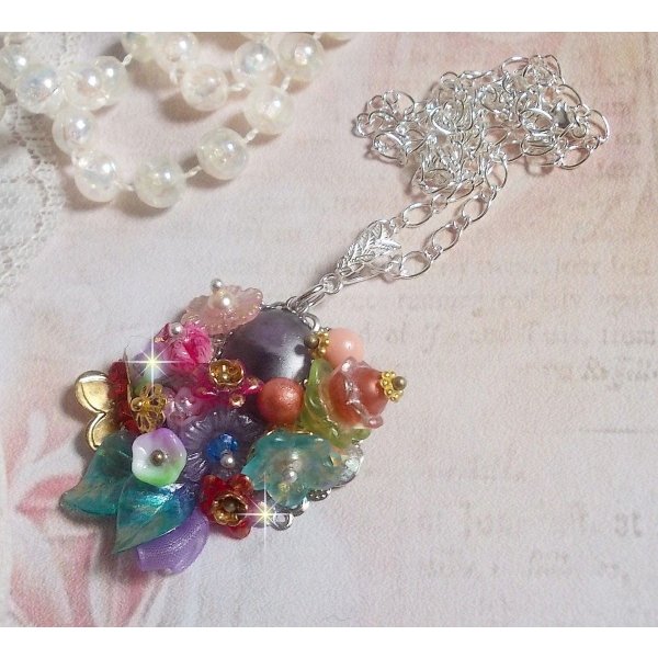 Ciondolo Corona Springtime Chic creato con vari fiori, perle, Murano, cristalli, ametista e altri con una catena d'argento