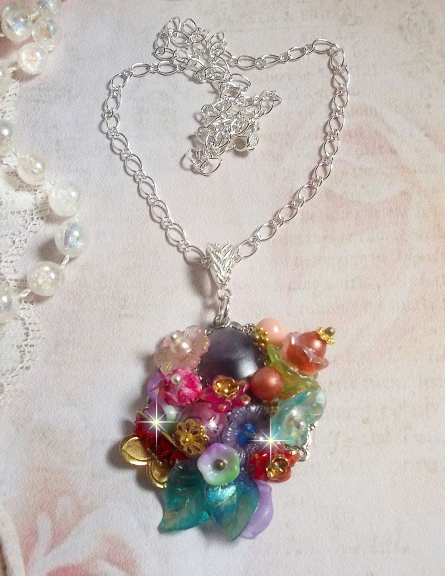 Ciondolo Corona Springtime Chic creato con vari fiori, perle, Murano, cristalli, ametista e altri con una catena d'argento