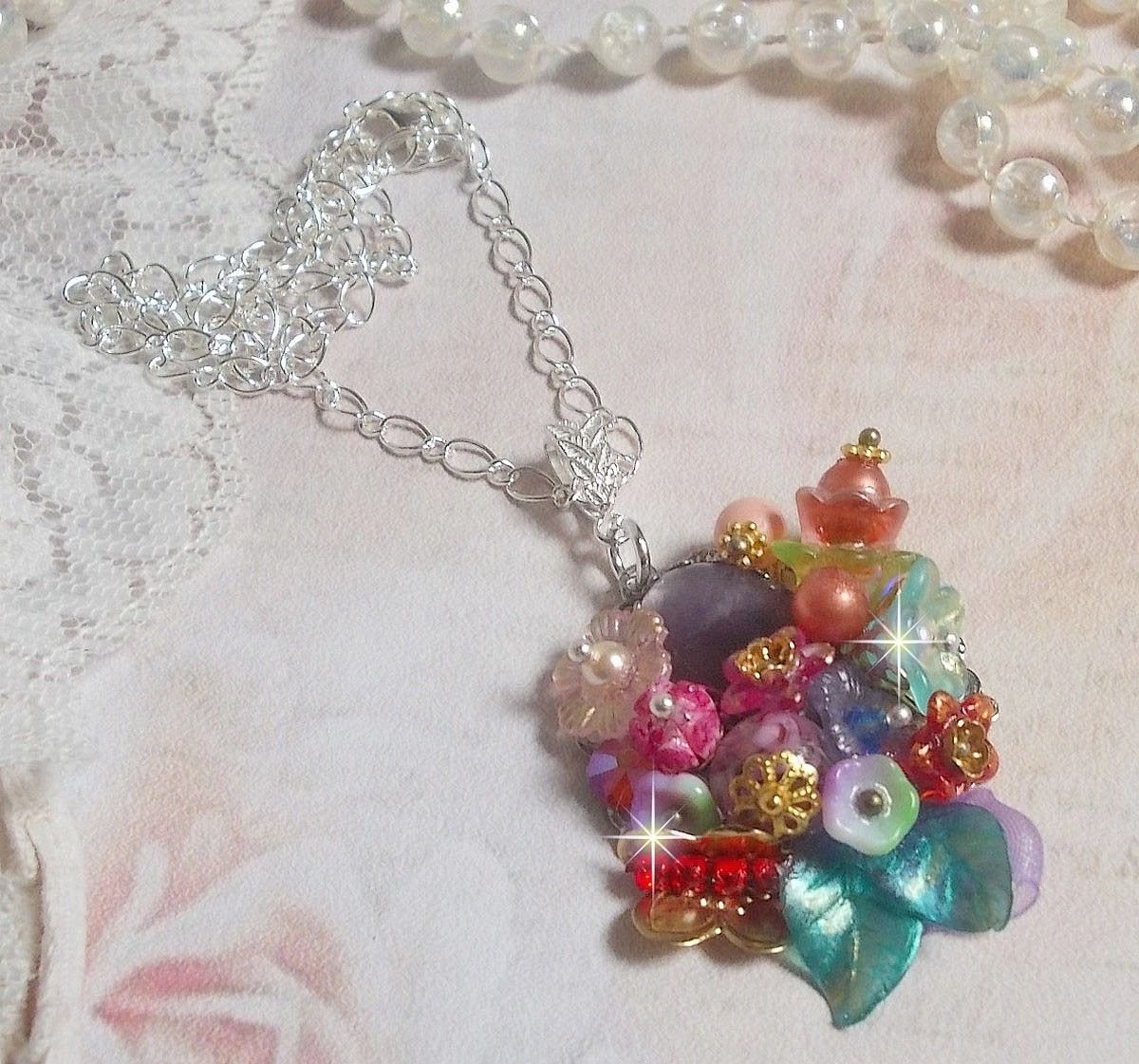 Ciondolo Corona Springtime Chic creato con vari fiori, perle, Murano, cristalli, ametista e altri con una catena d'argento