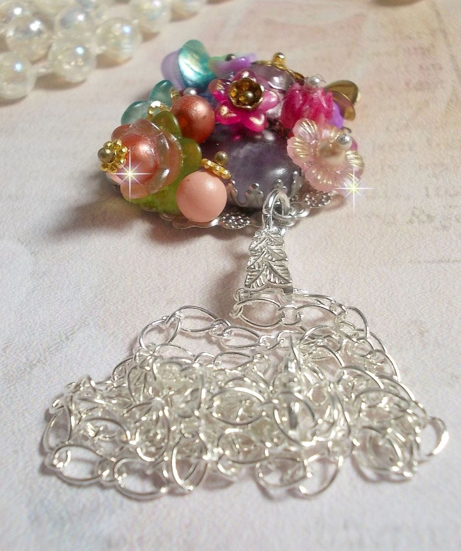 Ciondolo Corona Springtime Chic creato con vari fiori, perle, Murano, cristalli, ametista e altri con una catena d'argento