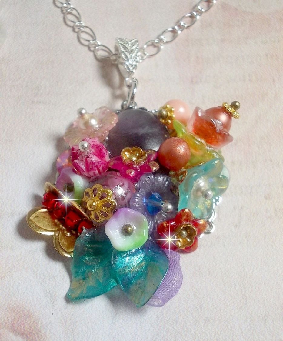 Ciondolo Corona Springtime Chic creato con vari fiori, perle, Murano, cristalli, ametista e altri con una catena d'argento