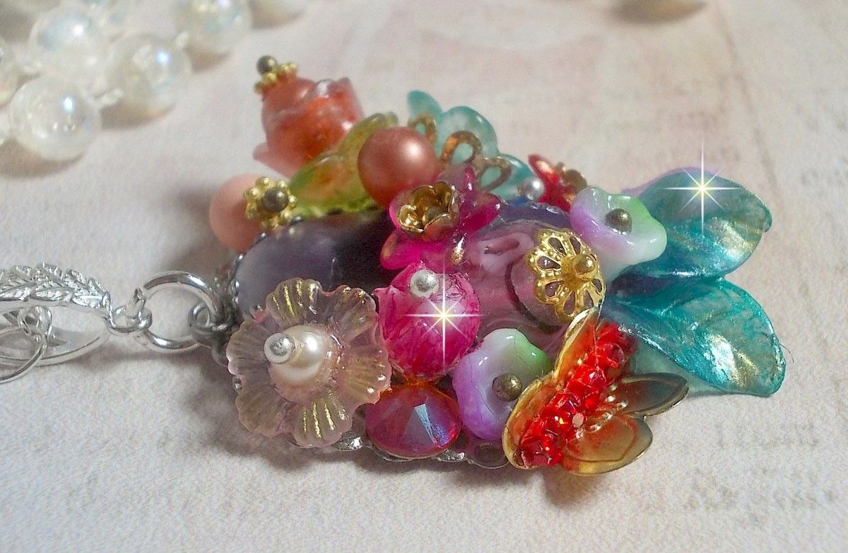 Ciondolo Corona Springtime Chic creato con vari fiori, perle, Murano, cristalli, ametista e altri con una catena d'argento