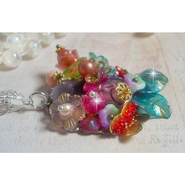 Ciondolo Corona Springtime Chic creato con vari fiori, perle, Murano, cristalli, ametista e altri con una catena d'argento