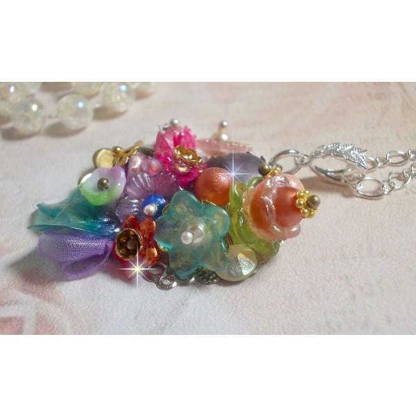 Ciondolo Corona Springtime Chic creato con vari fiori, perle, Murano, cristalli, ametista e altri con una catena d'argento