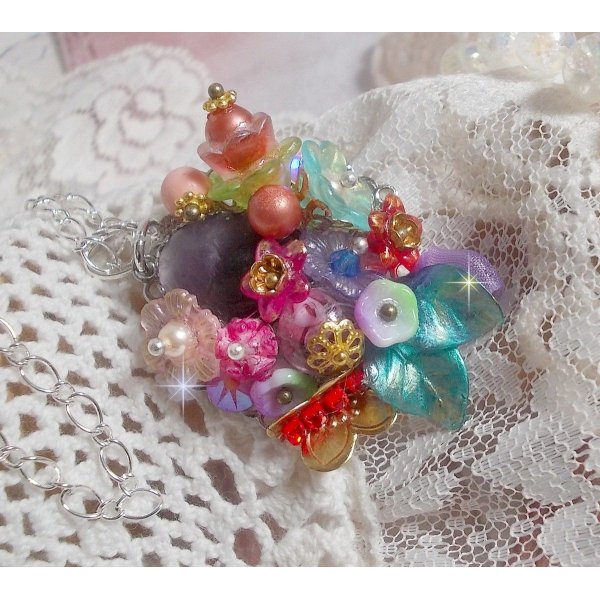 Ciondolo Corona Springtime Chic creato con vari fiori, perle, Murano, cristalli, ametista e altri con una catena d'argento