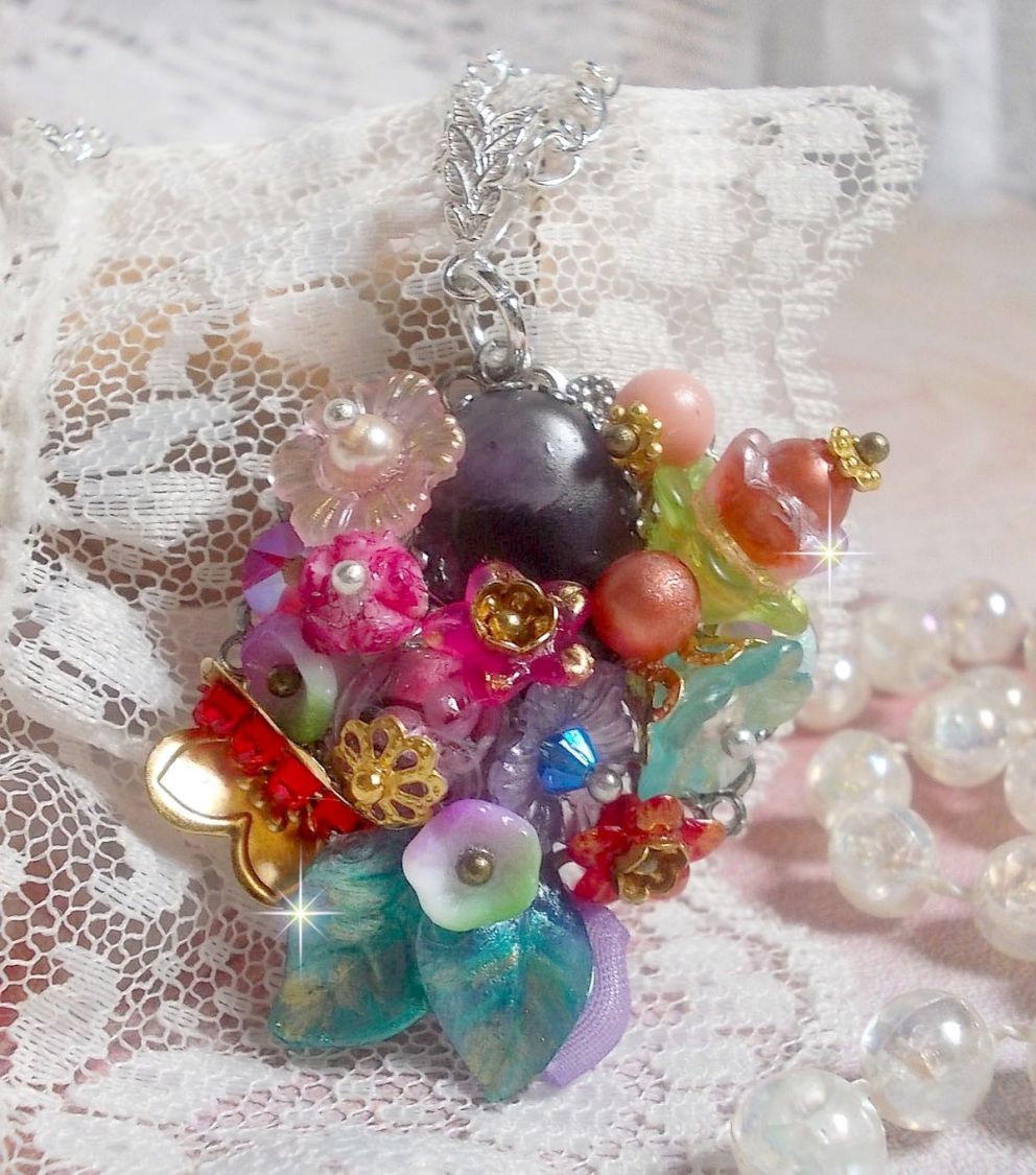 Ciondolo Corona Springtime Chic creato con vari fiori, perle, Murano, cristalli, ametista e altri con una catena d'argento