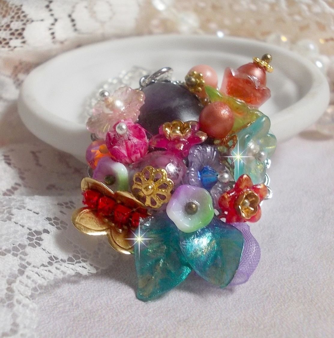 Ciondolo Corona Springtime Chic creato con vari fiori, perle, Murano, cristalli, ametista e altri con una catena d'argento