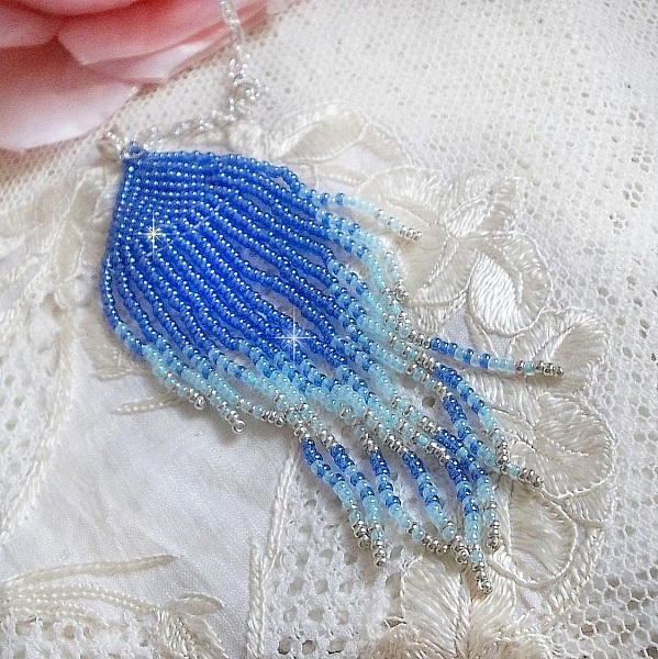 Ciondolo Soft Blue Dreams creato con perle di qualit&agrave; Sky Blue, zaffiro e argento con accessori in argento 925/1000.