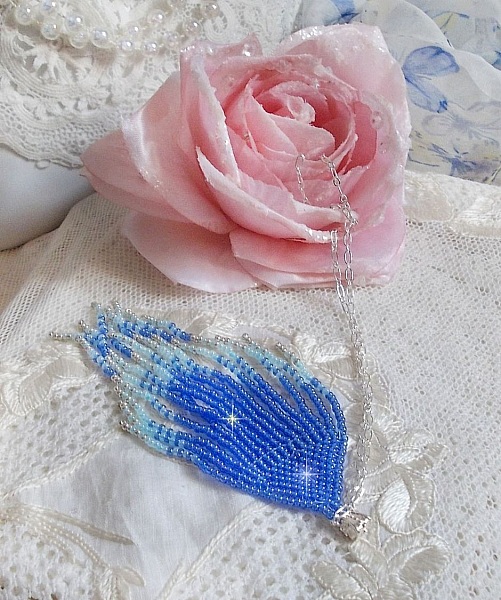 Ciondolo Soft Blue Dreams creato con perle di qualit&agrave; Sky Blue, zaffiro e argento con accessori in argento 925/1000.