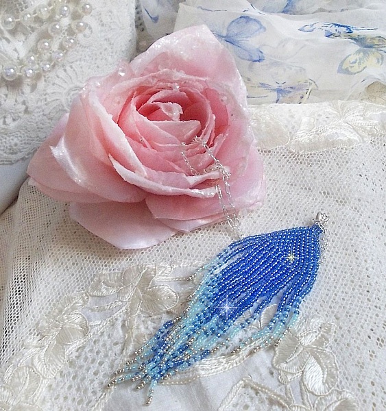 Ciondolo Soft Blue Dreams creato con perle di qualit&agrave; Sky Blue, zaffiro e argento con accessori in argento 925/1000.