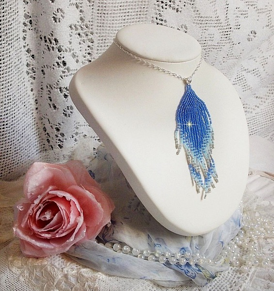 Ciondolo Soft Blue Dreams creato con perle di qualit&agrave; Sky Blue, zaffiro e argento con accessori in argento 925/1000.