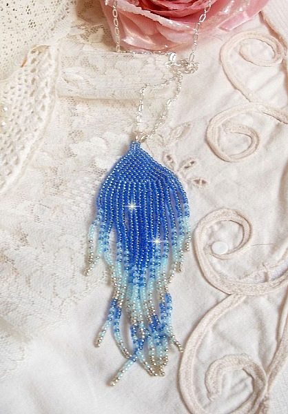 Ciondolo Soft Blue Dreams creato con perle di qualit&agrave; Sky Blue, zaffiro e argento con accessori in argento 925/1000.