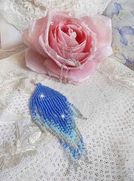 Ciondolo Soft Blue Dreams creato con perle di qualit&agrave; Sky Blue, zaffiro e argento con accessori in argento 925/1000.