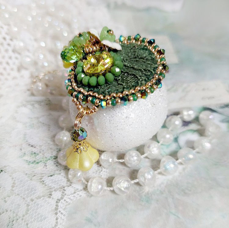 Pendentif Espoir brodé avec perles verres, rocailles, dentelle, bélière argent 925, anneau et perles Cristal Swarovski