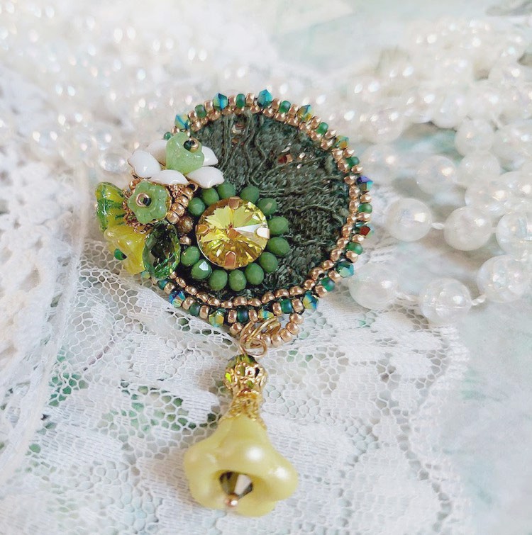 Pendentif Espoir brodé avec perles verres, rocailles, dentelle, bélière argent 925, anneau et perles Cristal Swarovski