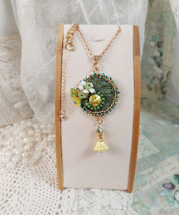 Pendentif Espoir brodé avec perles verres, rocailles, dentelle, bélière argent 925, anneau et perles Cristal Swarovski