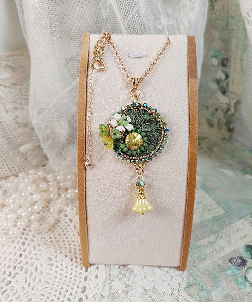 Pendentif Espoir brod&eacute; avec perles verres, rocailles, dentelle, b&eacute;li&egrave;re argent 925, anneau et perles Cristal Swarovski