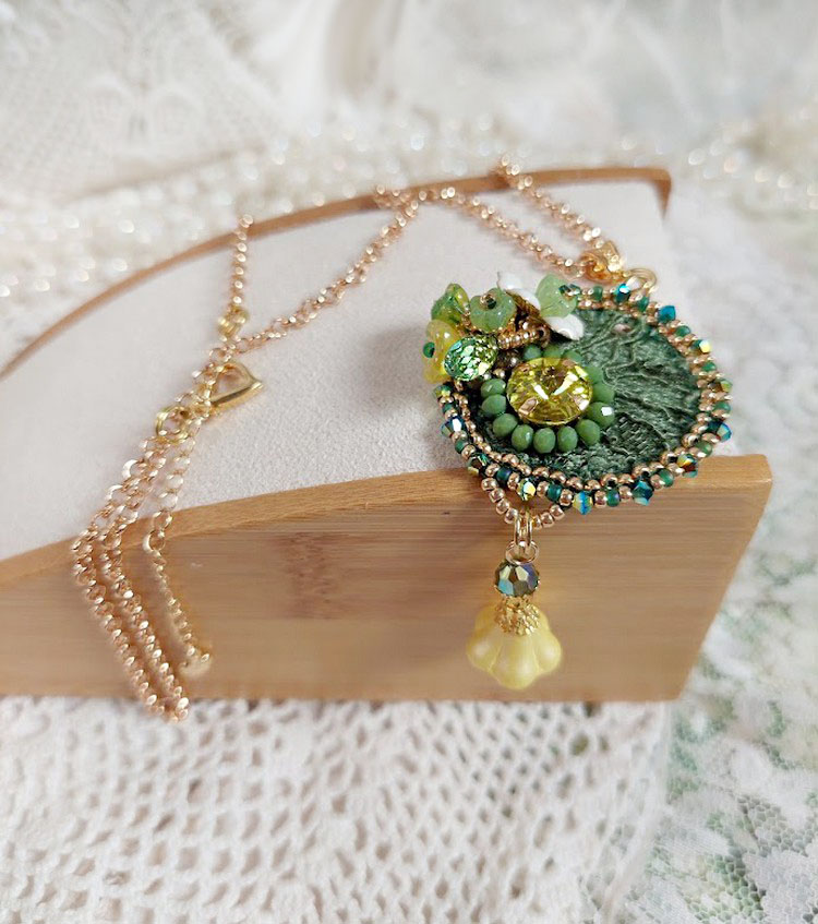 Pendentif Espoir brodé avec perles verres, rocailles, dentelle, bélière argent 925, anneau et perles Cristal Swarovski