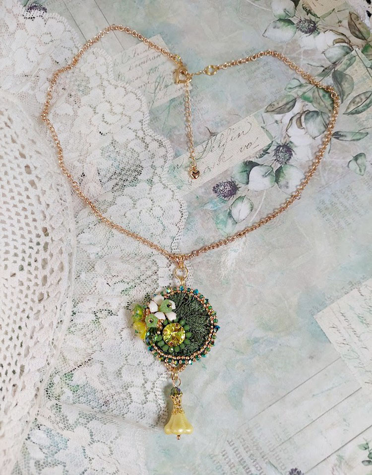 Pendentif Espoir brodé avec perles verres, rocailles, dentelle, bélière argent 925, anneau et perles Cristal Swarovski