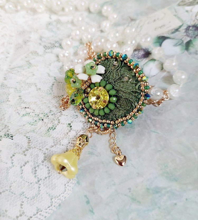 Pendentif Espoir brodé avec perles verres, rocailles, dentelle, bélière argent 925, anneau et perles Cristal Swarovski