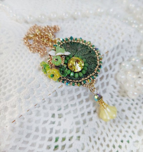 Pendentif Espoir brodé avec perles verres, rocailles, dentelle, bélière argent 925, anneau et perles Cristal Swarovski