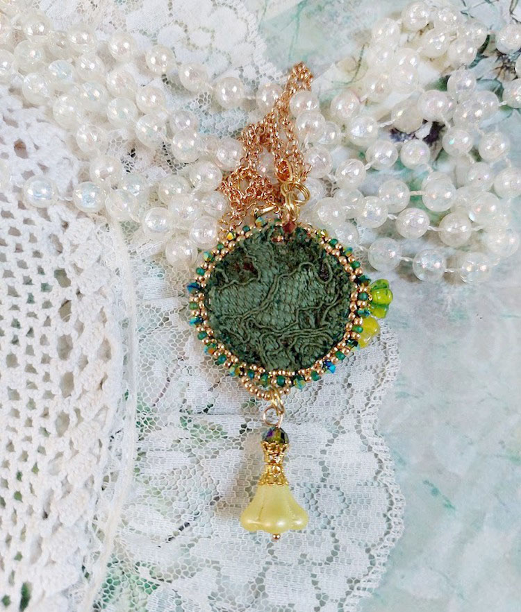 Pendentif Espoir brodé avec perles verres, rocailles, dentelle, bélière argent 925, anneau et perles Cristal Swarovski