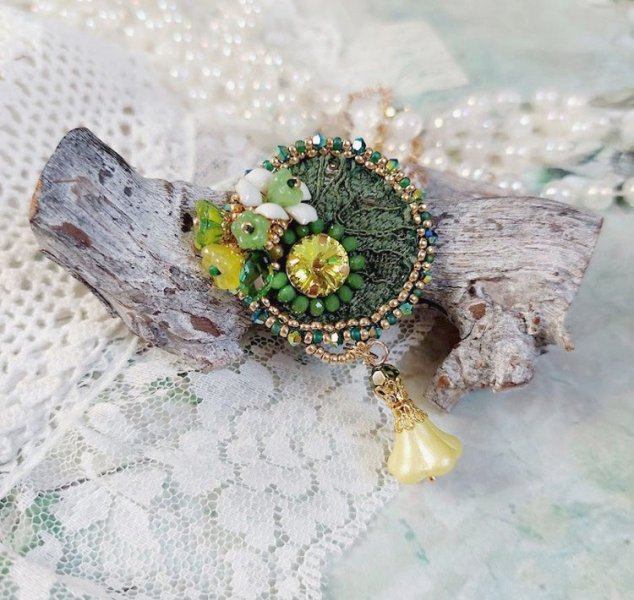 Pendentif Espoir brodé avec perles verres, rocailles, dentelle, bélière argent 925, anneau et perles Cristal Swarovski