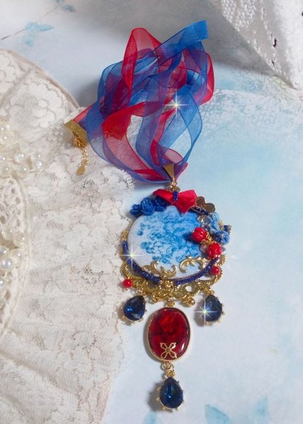 Pendentif Flamenca, cabochon &eacute;maill&eacute; de fleurs Bleues, roses r&eacute;sines, nacre abalone et jade Rouges, poires Zirconium et cristaux Bleu-Marine, breloques, pendentif r&eacute;sine &eacute;poxy, un style Flamenco