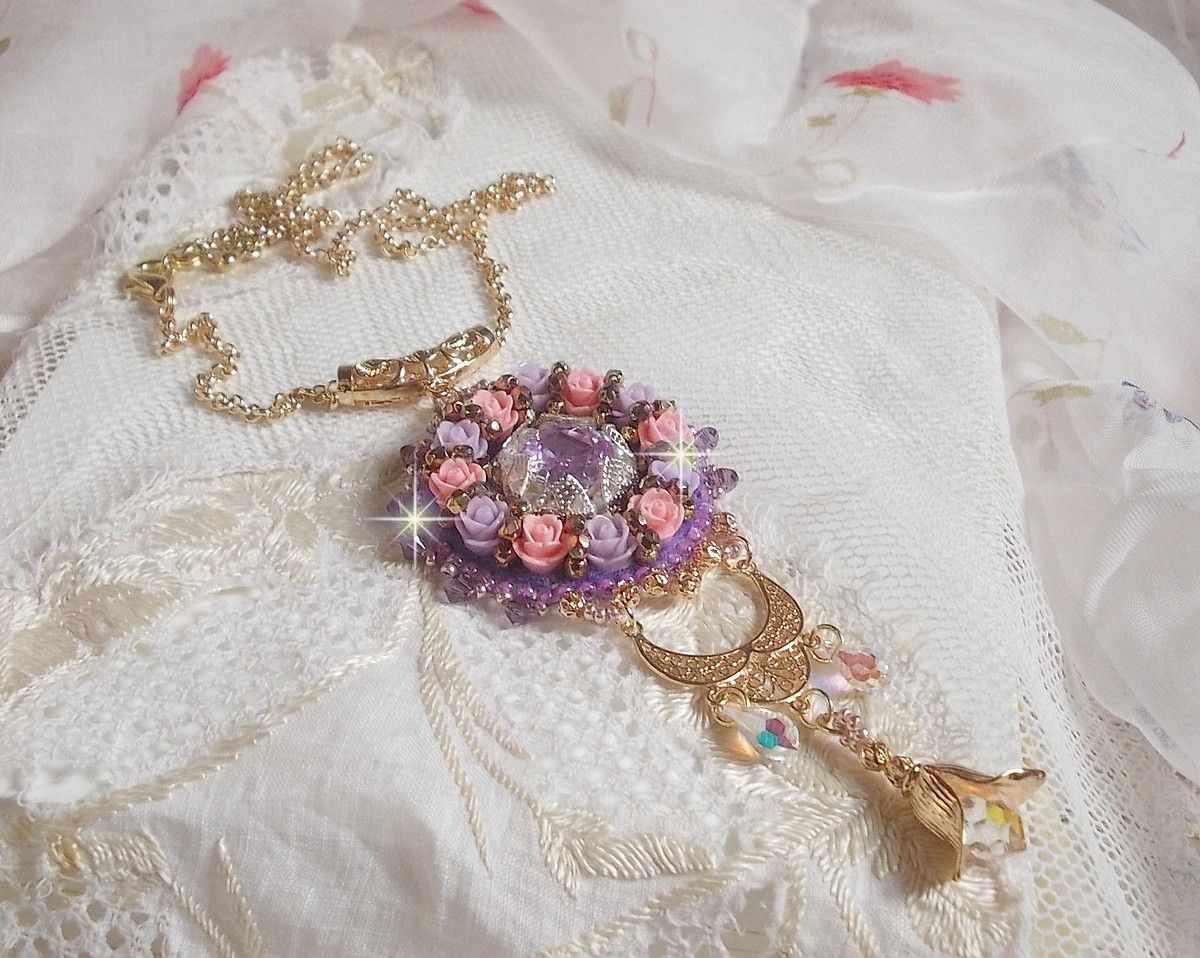 Collana pendente Ice Purple ricamata con cristalli Swarovski 