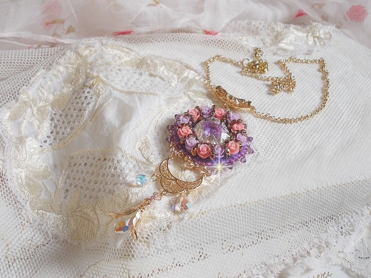 Collana pendente Ice Purple ricamata con cristalli Swarovski 