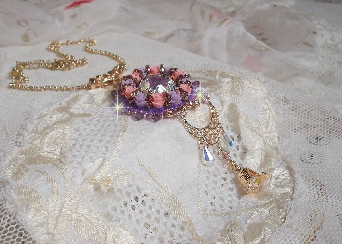 Collana pendente Ice Purple ricamata con cristalli Swarovski 