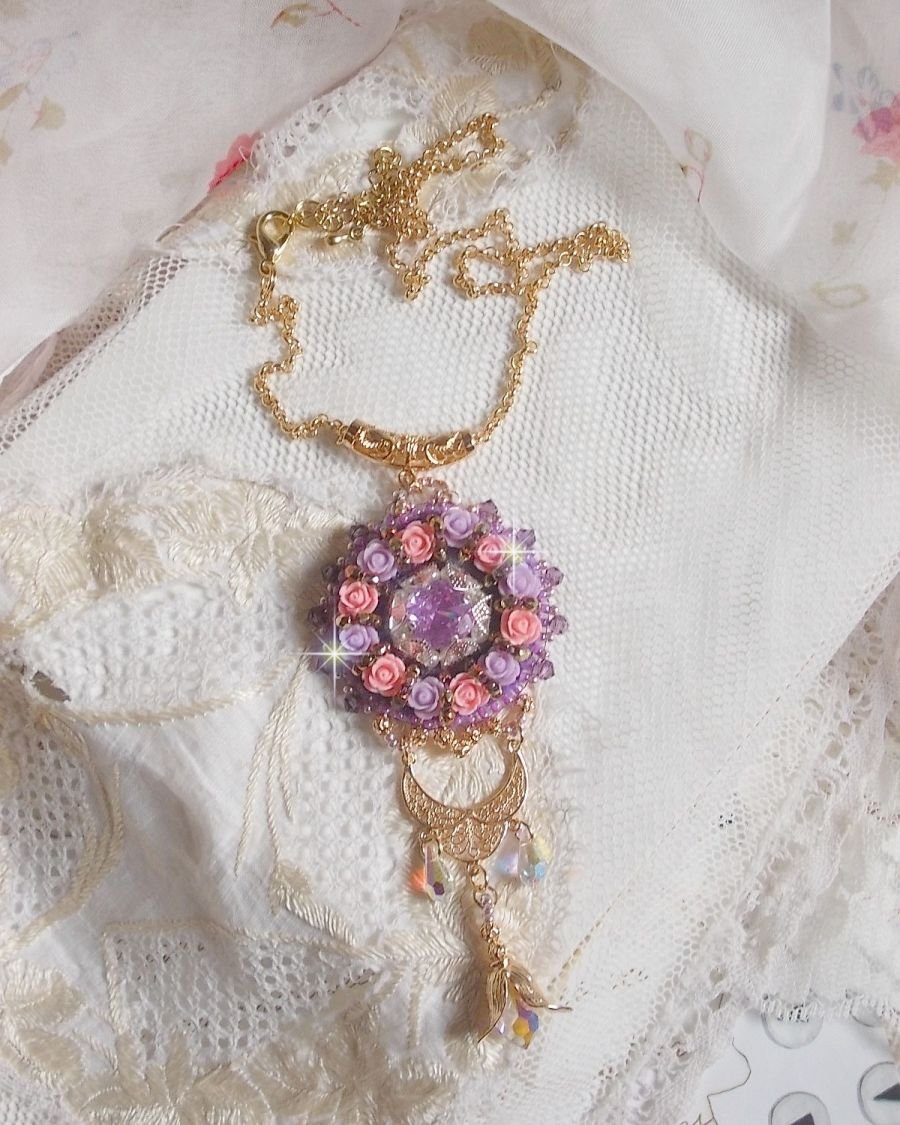 Collana pendente Ice Purple ricamata con cristalli Swarovski 