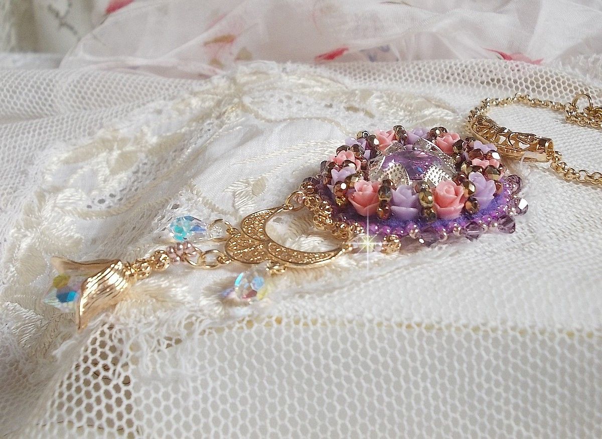 Collana pendente Ice Purple ricamata con cristalli Swarovski 