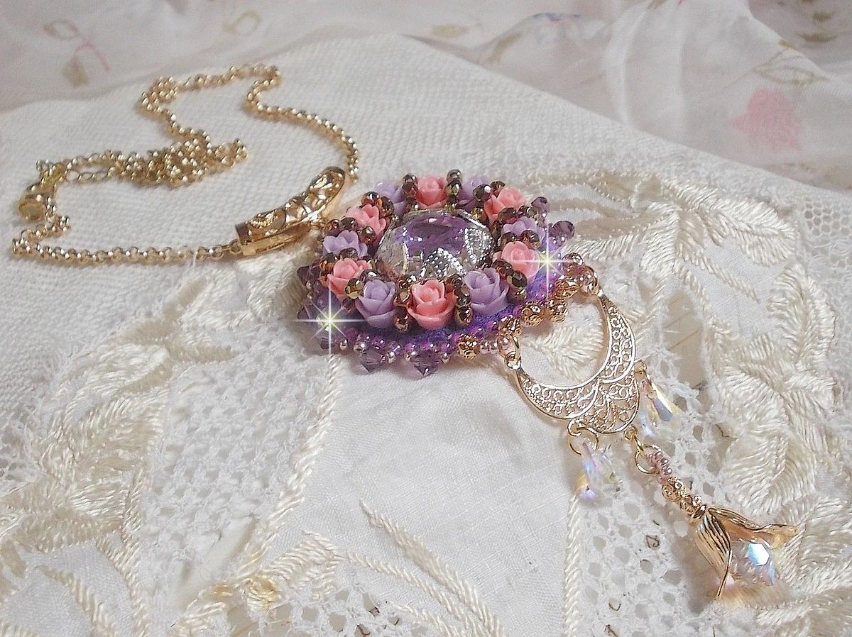 Collana pendente Ice Purple ricamata con cristalli Swarovski 