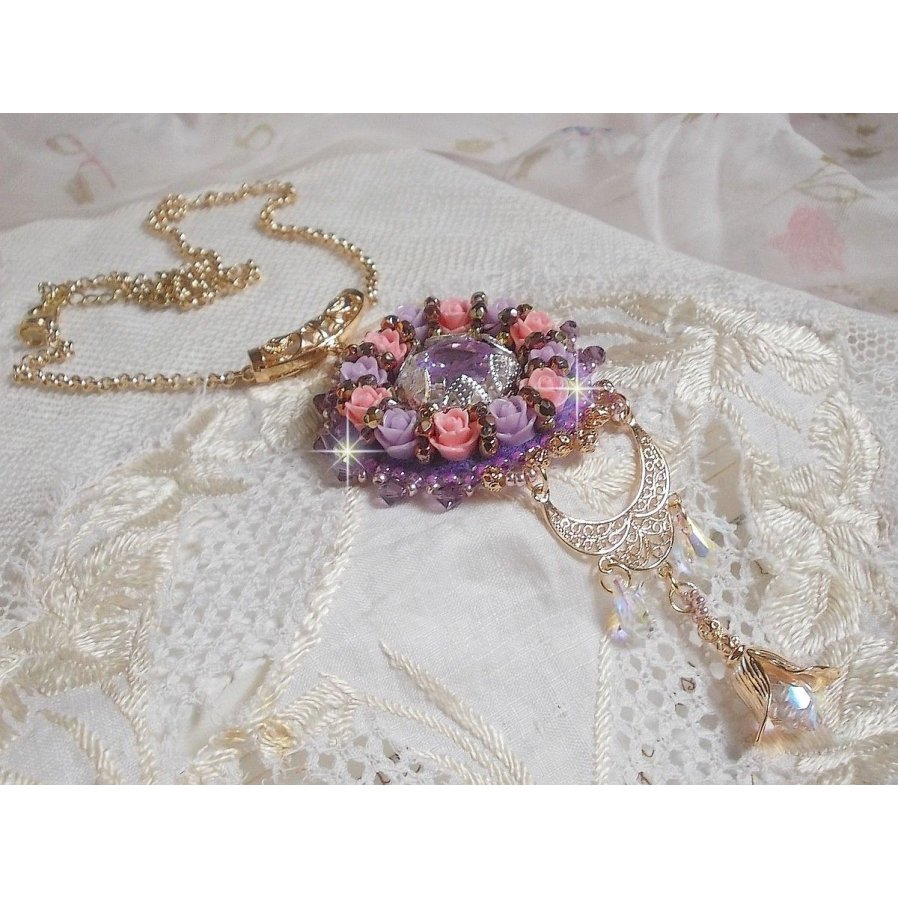 Collana pendente Ice Purple ricamata con cristalli Swarovski 