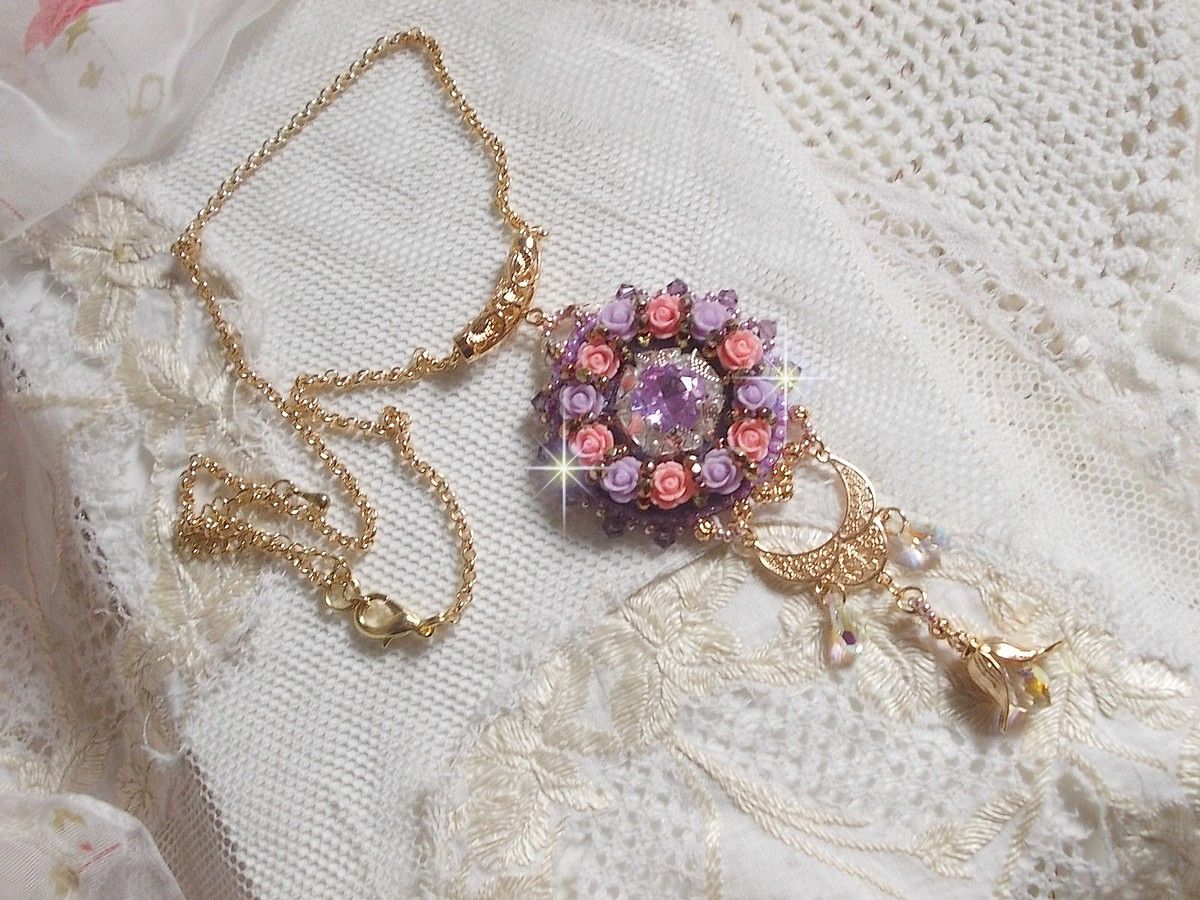 Collana pendente Ice Purple ricamata con cristalli Swarovski 